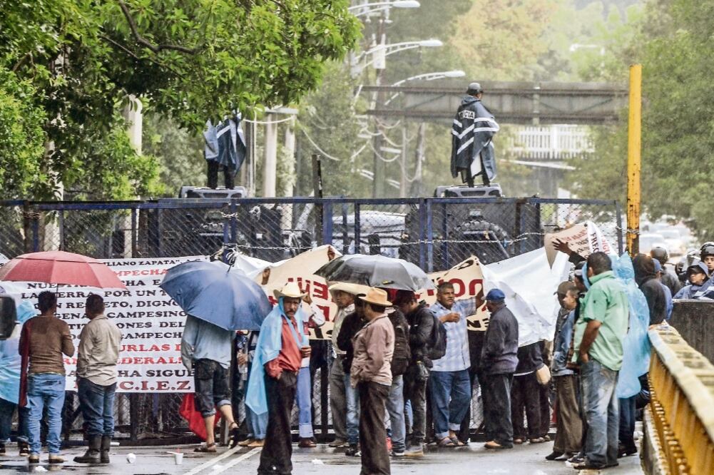 Un grupo de 200 integrantes del Frente Campesino e Indígena Emiliano Zapata, provenientes de Campeche, bloquearon Paseo de la Reforma en su cruce con calzada Chivatito (ARMANDO MONROY. CUARTOSCURO)
