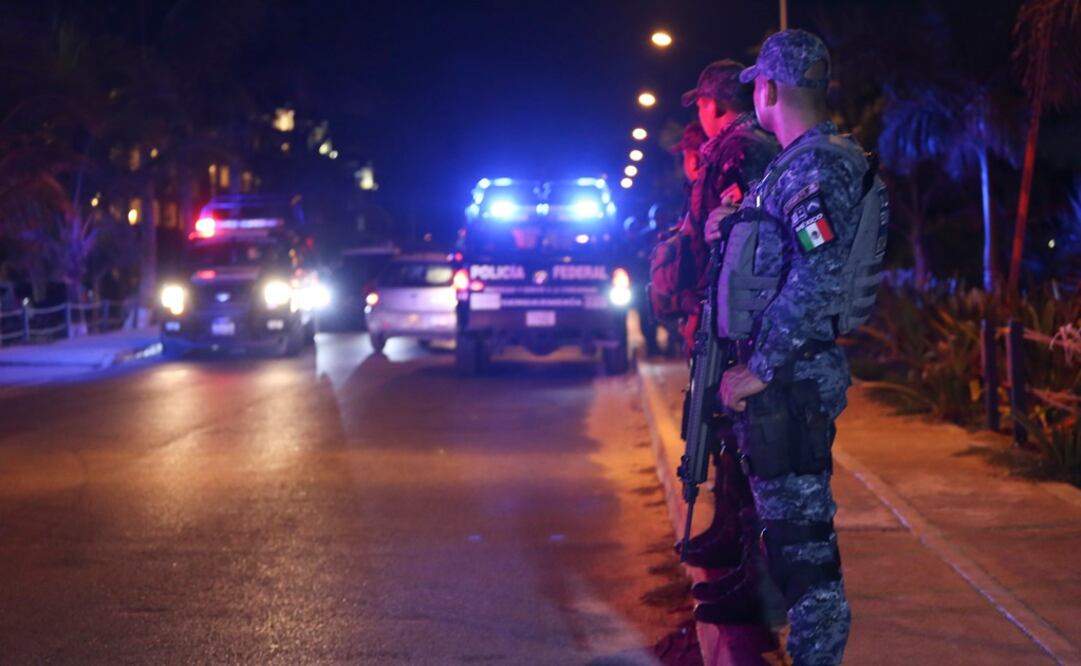 Policías en la zona cerca a un restaurante de la supermanzana 86. (FOTO: Cuartoscuro)