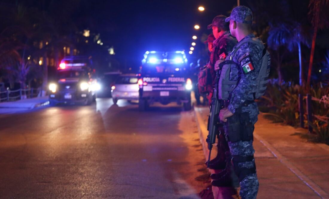 Policías en la zona cerca a un restaurante de la supermanzana 86. (FOTO: Cuartoscuro)