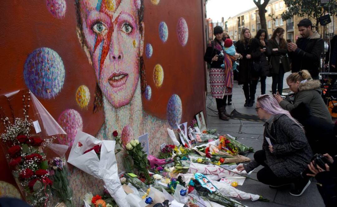 En este mural, Bowie luce en su época "glam", con cabello peinado hacia arriba y maquillaje de fantasía. (FOTO: AP)