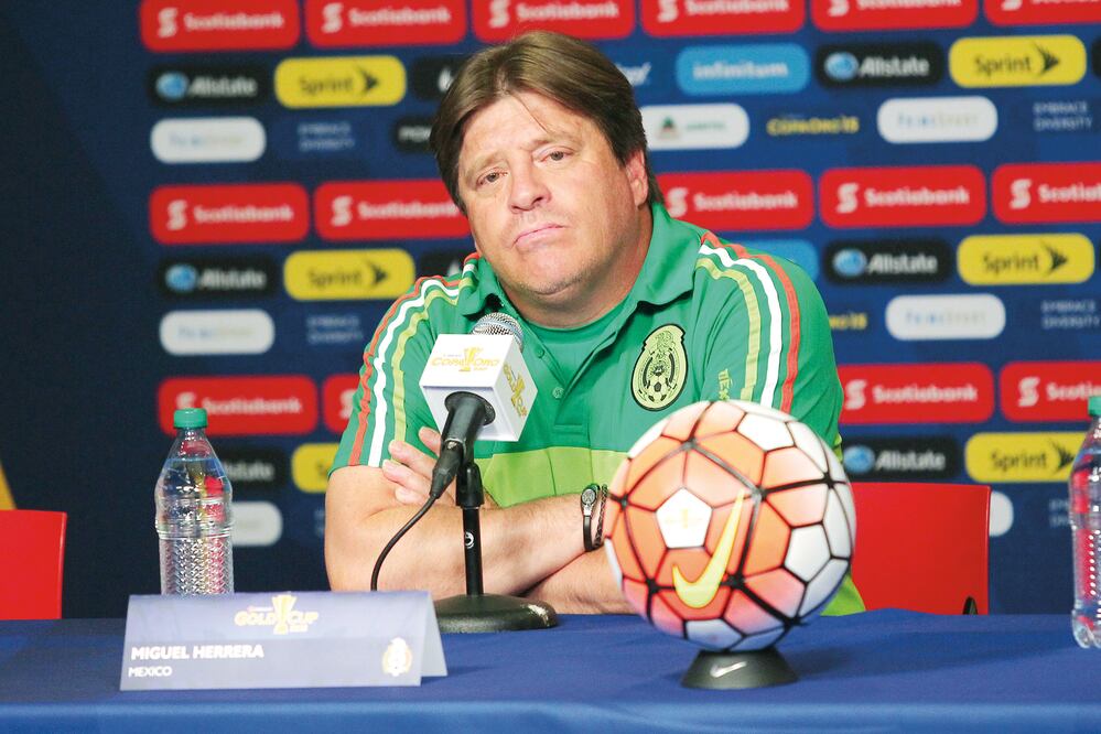 A Miguel Herrera se le desdibuja la sonrisa luego de ser cuestionado. Foto: GONZALO GONZALEZ. JAM MEDIA
