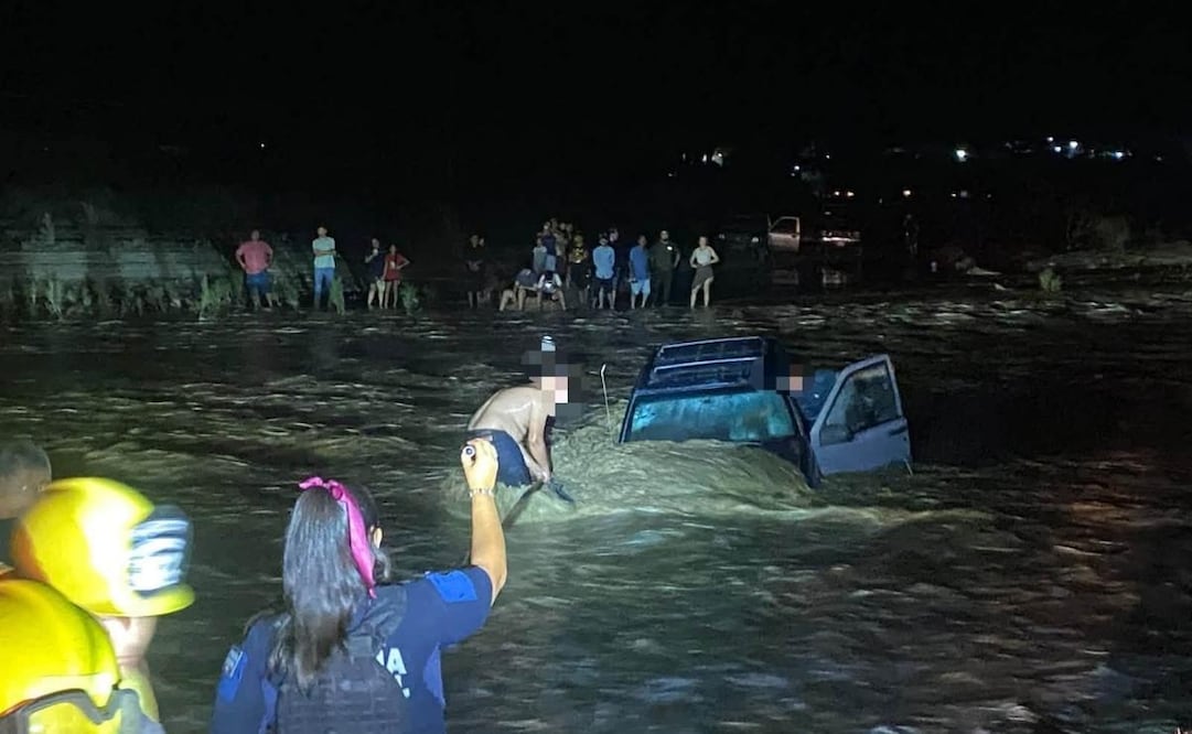 Nueve personas fueron rescatadas de un arroyo en Los Cabos, tras fuertes lluvias. 06/09/2026. | Foto: Especial.