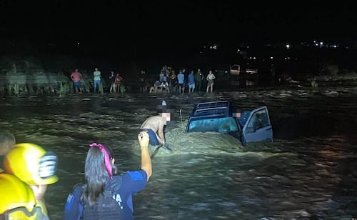 Rescatan a nueve personas atrapadas en arroyo en Los Cabos; persiste alerta por lluvias en BCS
