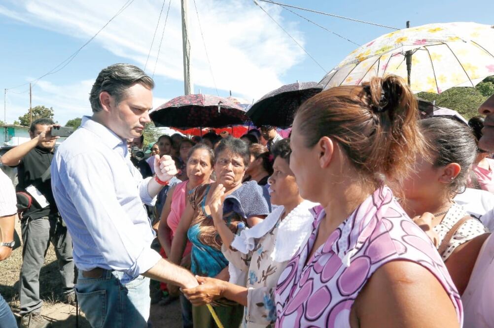 Aurelio Nuño, titular de la SEP, recorrió el municipio de Cintalapa, Chiapas, donde habló con damnificados y constató daños en casas (SEP)