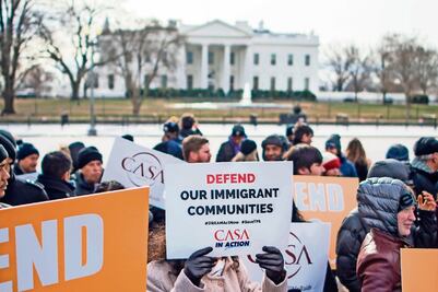 El gobierno de Trump advierte que estatus de "protección temporal" no es asilo; extienden amparo a migrantes