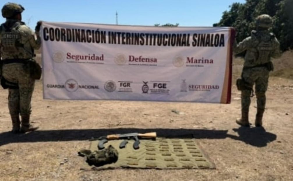 Cae persona armada y aseguran armas tras operativos en Sinaloa; desmantelan campamento improvisado ocupado por grupos delictivos.
Foto: Especial.