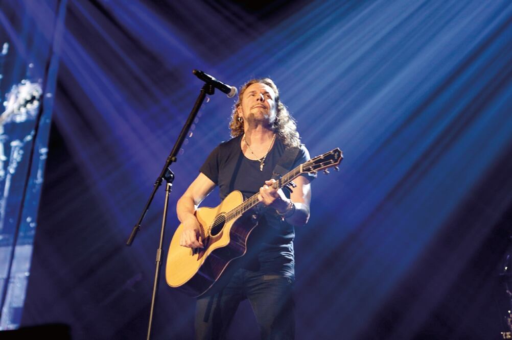 Maná patea el balón