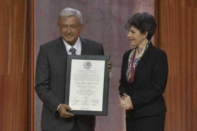Recibe AMLO constancia de presidente electo