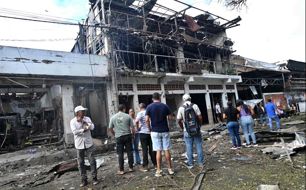 Transeúntes observan los edificios destruidos tras la explosión de un automóvil frente a la Alcaldía de Corinto, departamento del Cauca, Colombia, el 10 de junio de 2025. Foto: AFP