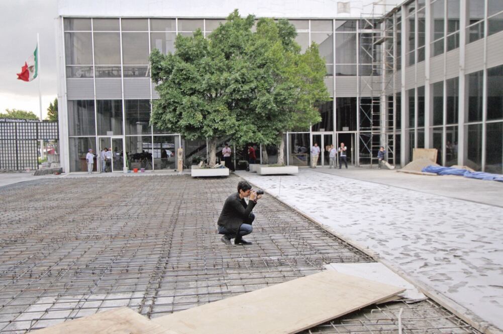 La artista israelí Yael Bartana da forma al Monumento a la Ausencia.(Especial)