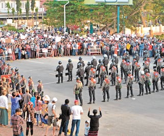 Impone ejército ley marcial en Birmania