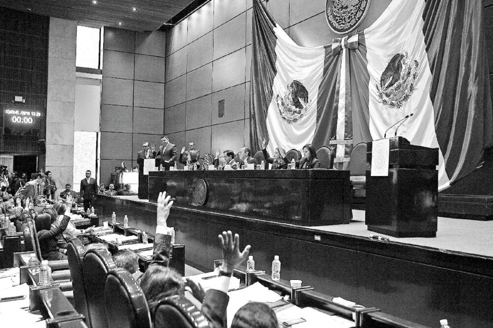 La Comisión Permanente aprobó con 35 votos a favor el permiso para la gira del Presidente (ALEJANDRO ACOSTA. EL UNIVERSAL)