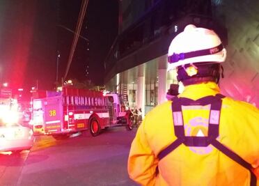 Desalojan a mil 600 personas por incendio de restaurante La Flama en Monterrey