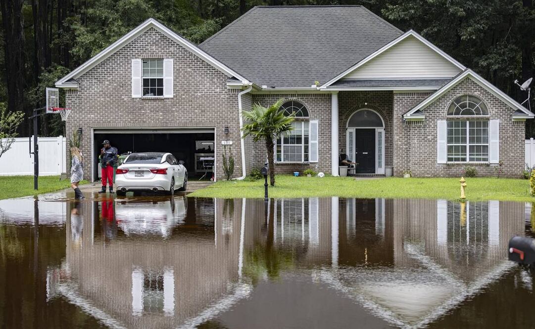 Se hallan bajo aviso de tormenta tropical la porción norte de la costa de Carolina del Sur y casi todo el litoral de Carolina del Norte, con pronóstico en ambas de hasta 63 centímetros acumuladas de lluvias en ciertas áreas. Foto: AP