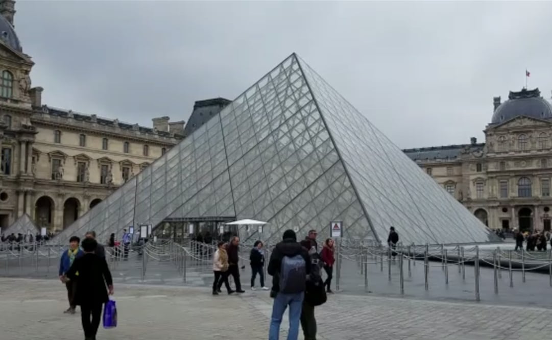 Esta mañana durante la preparación de la explanada de Louvre para la velada de Macron.Foto: Tomada de video (Inder Bugarin. EL UNIVERSAL)