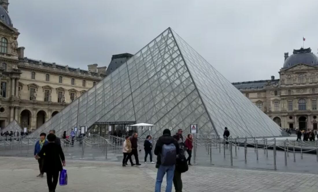Esta mañana durante la preparación de la explanada de Louvre para la velada de Macron.Foto: Tomada de video (Inder Bugarin. EL UNIVERSAL)