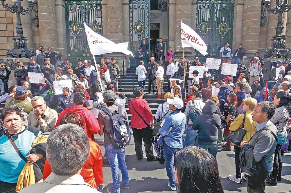 Simpatizantes de Morena protestaron el pasado jueves afuera de la Asamblea Legislativa del DF en contra de la designación de comisiones (ARCHIVO EL UNIVERSAL)