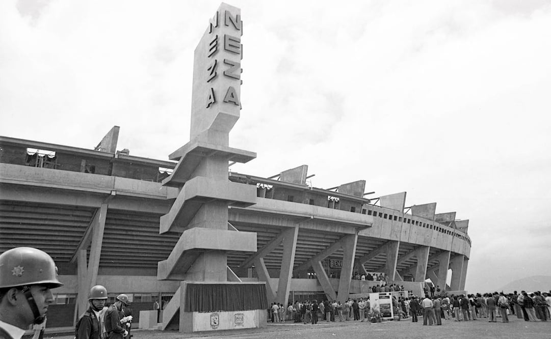 Vista exterior del Estadio José López Portillo, ahora Neza 86, el 27 de agosto de 1981. Su inauguración contó con la breve presencia del entonces presidente López Portillo; el evento congregó a más de 60 mil personas, provocando un sobrecupo en el recinto para el partido Coyotes de Neza vs. Boca Juniors. Foto: Archivo EL UNIVERSAL.