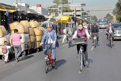 Llegan a San Lázaro en bici; salen en camionetas