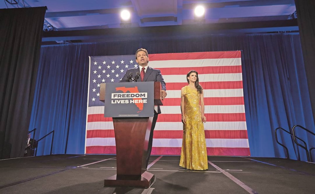 Ron DeSantis mientras celebra la reelección como gobernador de Florida, junto a su esposa Casey, en Tampa, el 8 de noviembre pasado. Foto: Rebecca Blackwell/AP