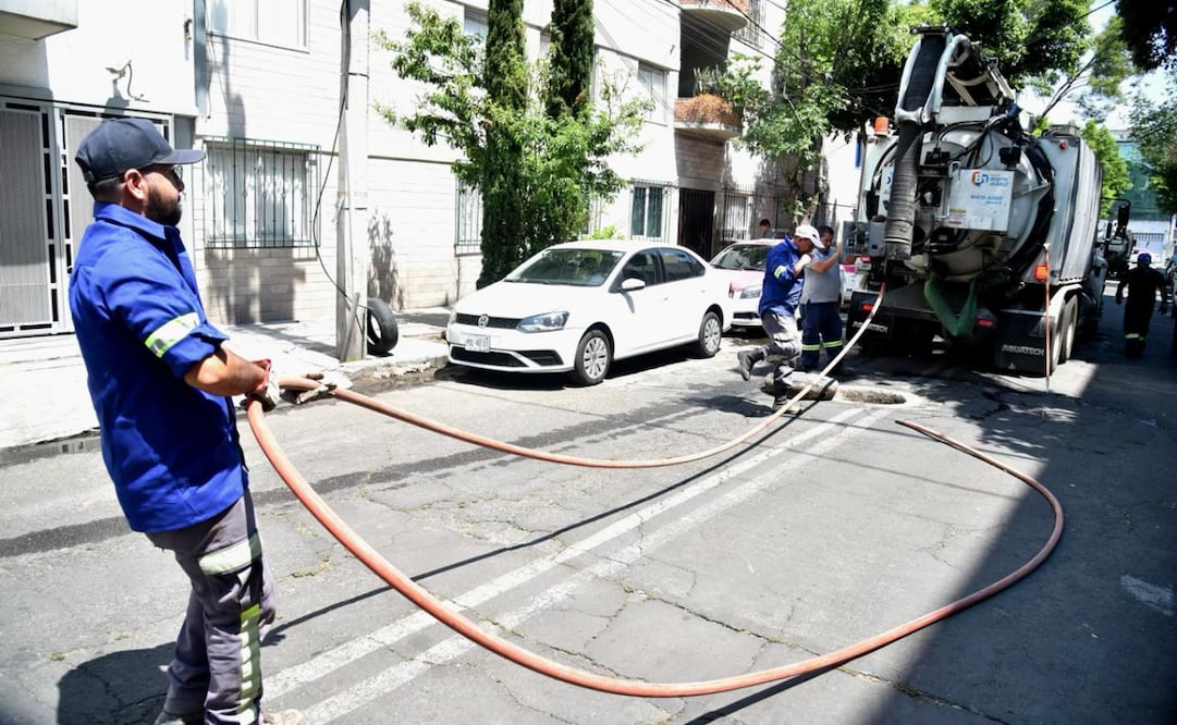 Previo a la temporada de lluvias, alcaldía Benito Juárez avanza en desazolve; retiran 600 toneladas de residuos.
Foto: Especial.