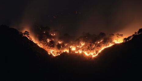 FOTOS: Incendio forestal en El Tepozteco no cede; envían apoyo aéreo
