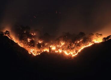 FOTOS: Incendio forestal en El Tepozteco no cede; envían apoyo aéreo