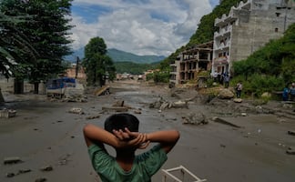 FOTOS: Tragedia en Nepal; deslave e inundación devastan el norte del país en la frontera con el Tíbet