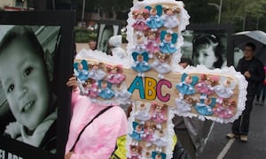 En memoria de los niños fallecidos y heridos en el incendio de la Guardería ABC que ocurrió el 5 de junio de 2009 en Hermosillo, Sonora, madres y padres y familiares marcharon desde el Ángel de la Independencia hasta el Zócalo Capitalino para exigir castigo a los culpables (05/06/2019). Foto: Andrea Murcia/ Cuartoscuro