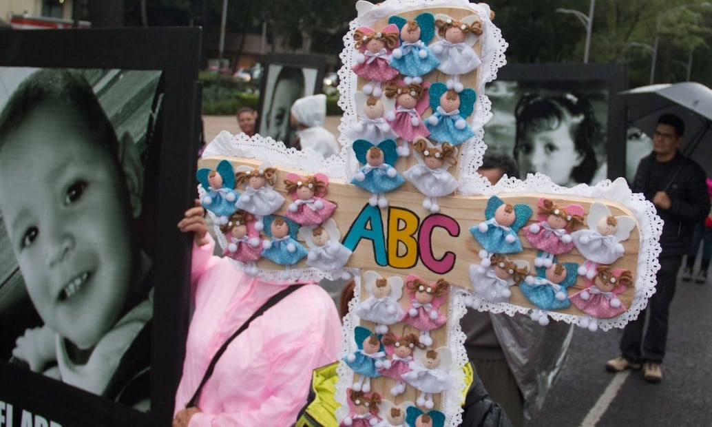 En memoria de los niños fallecidos y heridos en el incendio de la Guardería ABC que ocurrió el 5 de junio de 2009 en Hermosillo, Sonora, madres y padres y familiares marcharon desde el Ángel de la Independencia hasta el Zócalo Capitalino para exigir castigo a los culpables (05/06/2019). Foto: Andrea Murcia/ Cuartoscuro