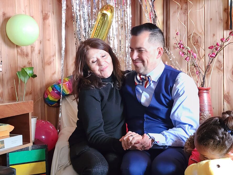 El estadounidense que descubrió que fue un niño robado en Chile en la época de Pinochet y pudo reunirse con su madre biológica 42 años después. Foto: BBC