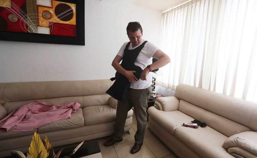Guillermo Valencia, candidato a la alcaldía de Morelia, usa chaleco antibalas para hacer campaña. Fotos: Marco Ugarte. AP