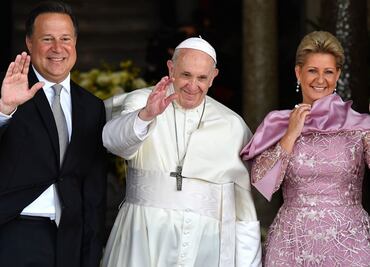 Papa regala al presidente de Panamá imagen de la Virgen de La Antigua