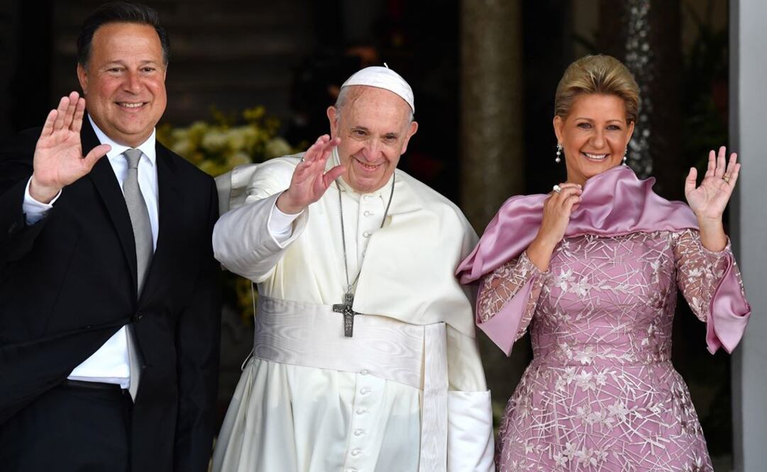 El presidente de Panamá, Juan Carlos Varela, y la primera dama, Lorena Castillo, reciben al papa Francisco en el del Palacio Presidencial Las Garzas (Foto: EFE)