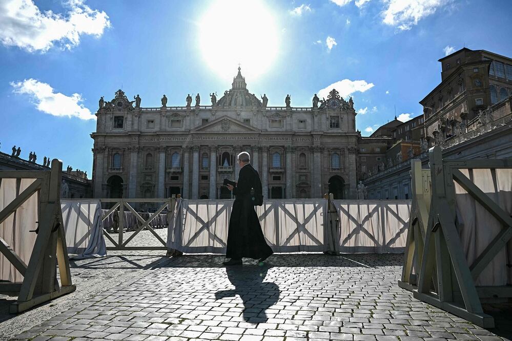 Un prelado camina en la Plaza de San Pedro, un día antes del inicio del cónclave, en la Capilla Sixtina del Vaticano. FOTO: GABRIEL BOUYS. AFP