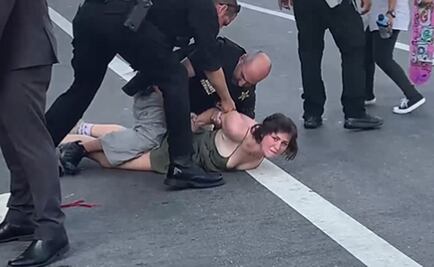 Policía taclea a mujer que protestaba cerca del convoy del presidente Biden