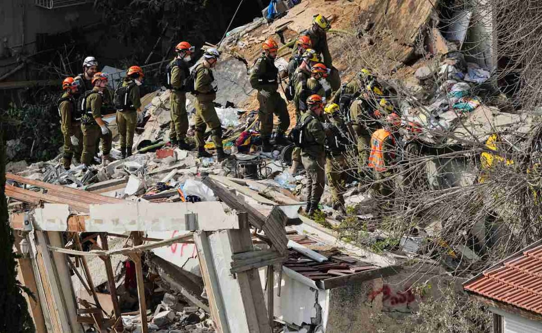 Equipos de rescate israelíes buscan desaparecidos entre los escombros de un edificio residencial golpeado el día anterior por un misil iraní, en Haifa, Israel, el lunes 6 de abril de 2026. Foto: AP
