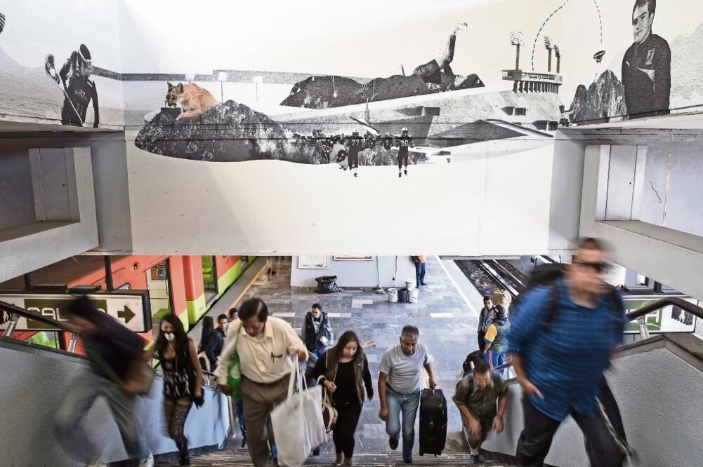 Rostros de premios Nobel, escenas del Movimiento Estudiantil de 1968 e imágenes y frases de egresados destacados de la UNAM forman parte de la intervención realizada en la estación (FOTOS: CRISTOPHER ROGEL BLANQUET. EL UNIVERSAL)