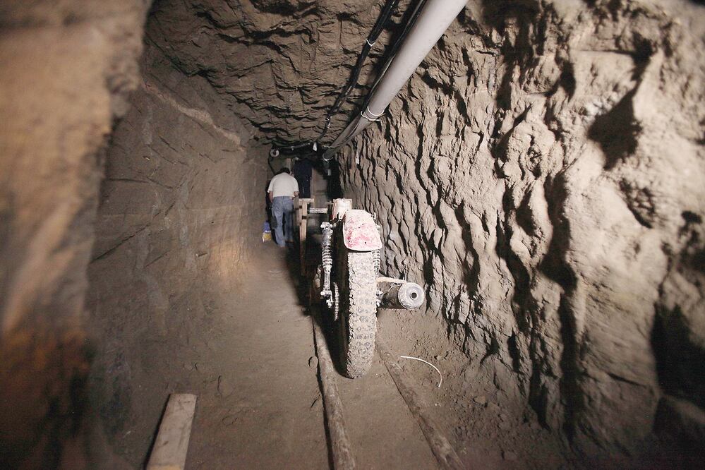 Los peritajes hechos hasta el momento por las autoridades señalan que la velocidad de la moto en el riel no era alta, pero bastó para recorrer los mil 500 metros del túnel antes de que empezaran su búsqueda (ARCHIVO. EL UNIVERSAL )