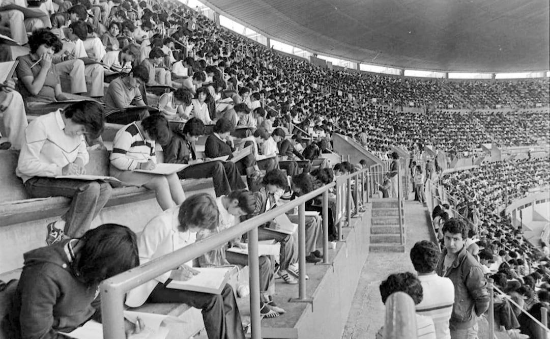 Otra imagen de la aplicación de la prueba de ingreso a licenciatura, pero en aquella ocasión se llevó a cabo en el Estadio Azteca. Foto: Archivo EL UNIVERSAL