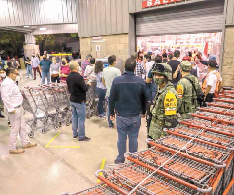 Autoridades intensificaron sus recorridos anoche y cerraron dos tiendas comerciales. ESPECIAL