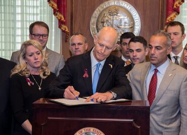 Gobernador de Florida aprueba ley que permite armar a profesores