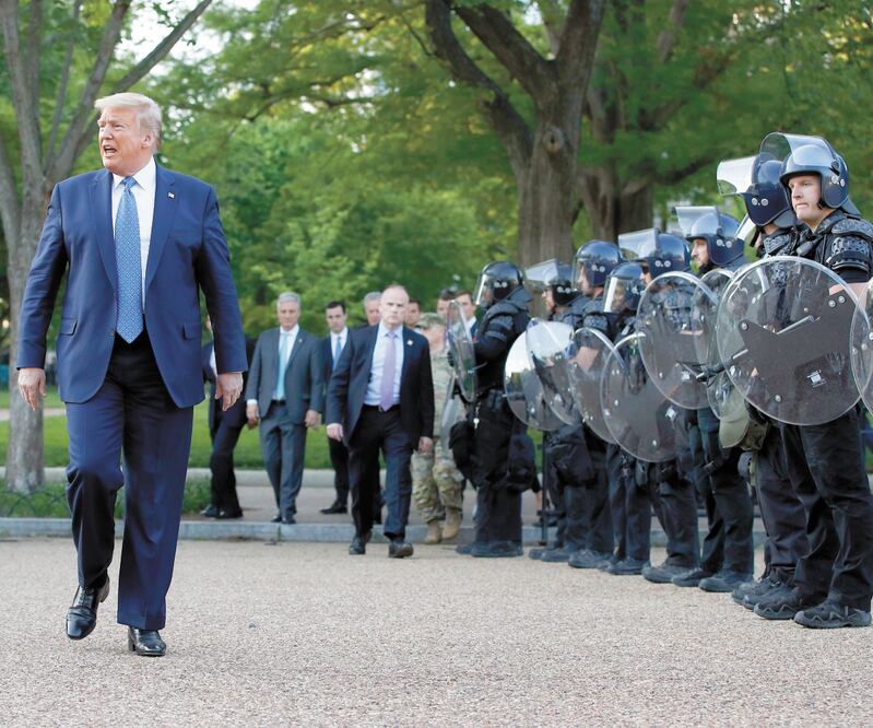 El presidente Donald Trump ordenó colocar un cinturón de seguridad en la Casa Blanca para poder salir. PATRICK SEMANSKY. EFE