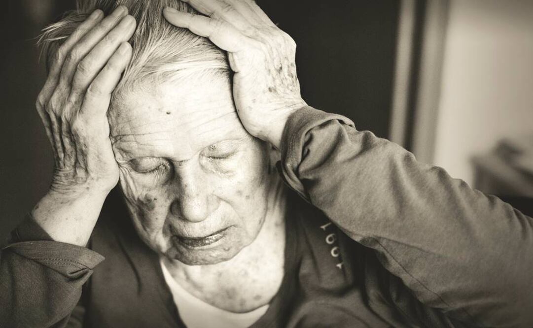 Las alteraciones en el estado de ánimo y conducta, dificultad de orientación, problemas de lenguaje y cognitivos, pérdida de memoria, son algunos de los síntomas. (Foto: El Universal/Archivo)