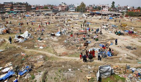 Gobierno de Nepal derriba refugios de víctimas del terremoto
