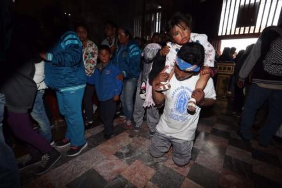 Su hija se curó de leucemia; ahora agradece a la Virgen de rodillas