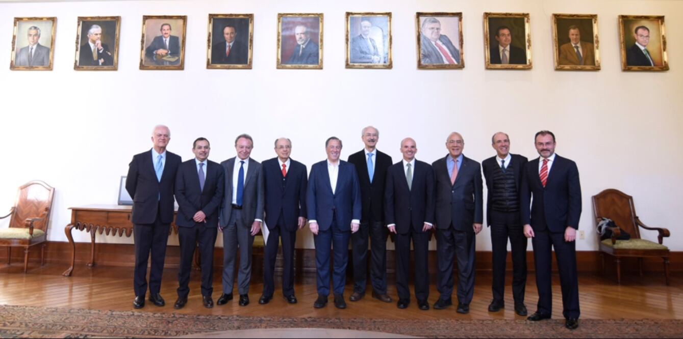 Former Ministers of Finances with Meade in the center – Photo: Taken from @SHCP_mx