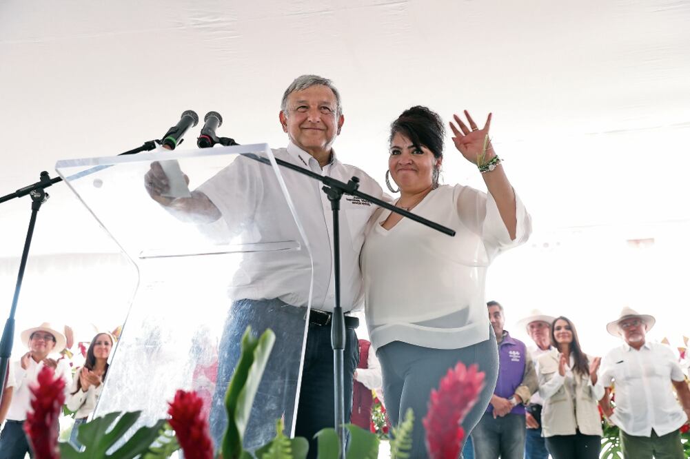 El candidato Andrés Manuel López Obrador estuvo acompañado de Nestora Salgado, dirigente de la Policía Comunitaria de Olinalá, acusada de secuestro y delincuencia organizada, hoy candidata al Senado de la República (VALENTE ROSAS. EL UNIVERSAL)