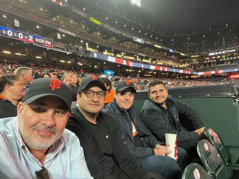 Andy y su hermano Bobby aparecen sentados junto a los empresarios Juan Domingo Beckman y Ramón Orraca.