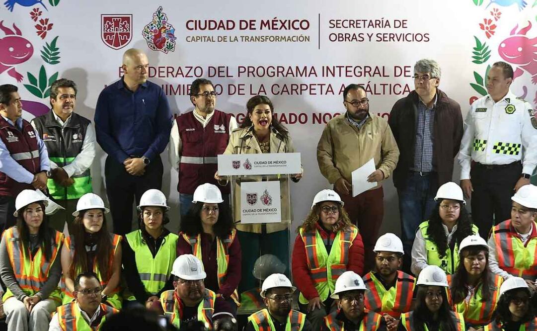 La jefa de gobierno de la Ciudad de México, Clara Brugada, encabeza el banderazo de salida del Bacheo Programado Nocturno. Foto: Berenice Fregoso / EL UNIVERSAL